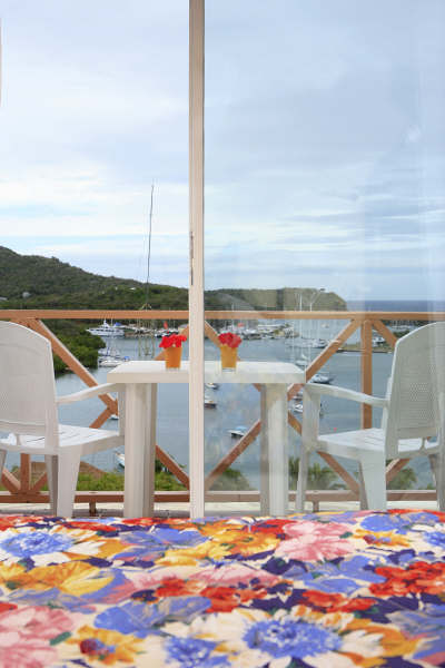 The Ocean Inn, Antigua Hotels: Patio overlooking the marina and clear blue waters below