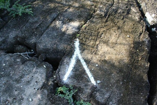 G16. The rocks are well marked to keep you on the right path. This mark is showing a split in the pa